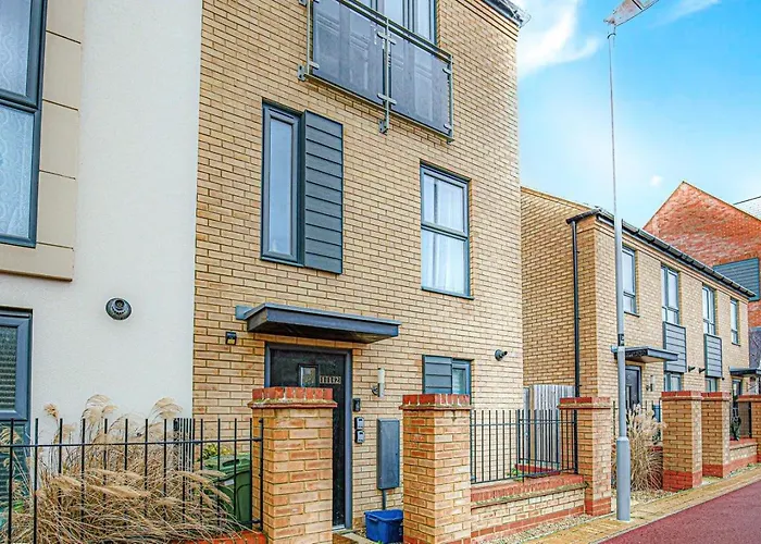 Alpha Properties 1 - Luxury One Bedroom Within A Shared Four Bedroom House With Free Parking, Fast Wifi, Smarttv With Netflix