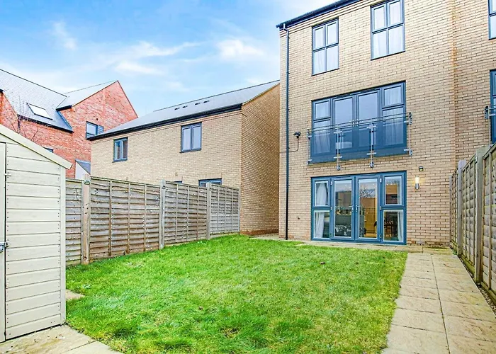Alpha Properties 1 - Luxury One Bedroom Within A Shared Four Bedroom House With Free Parking, Fast Wifi, Smarttv With Netflix