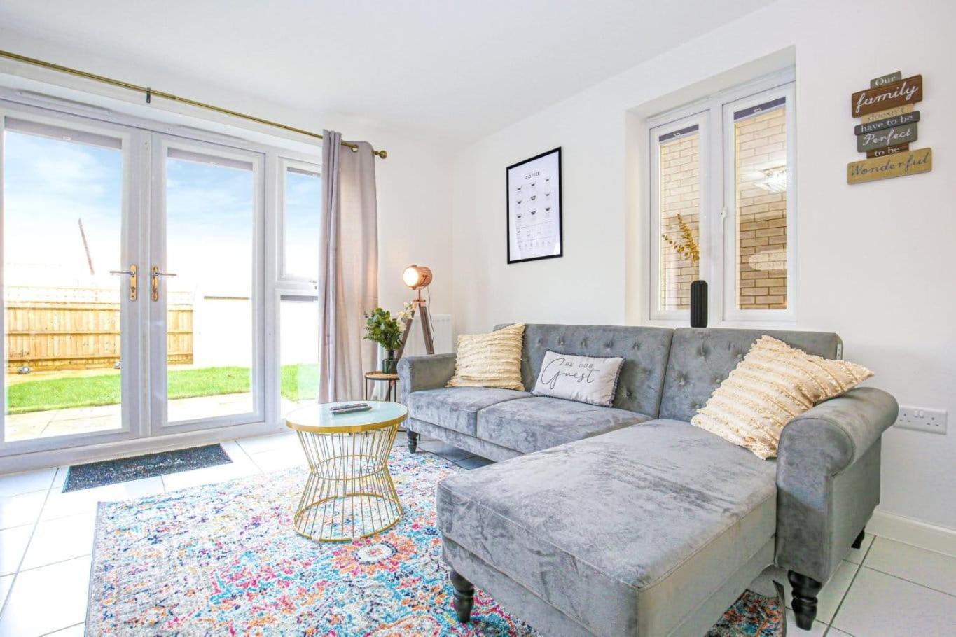 Alpha Properties: Luxury In Shared House With Smart Amenities Homestay Milton Keynes